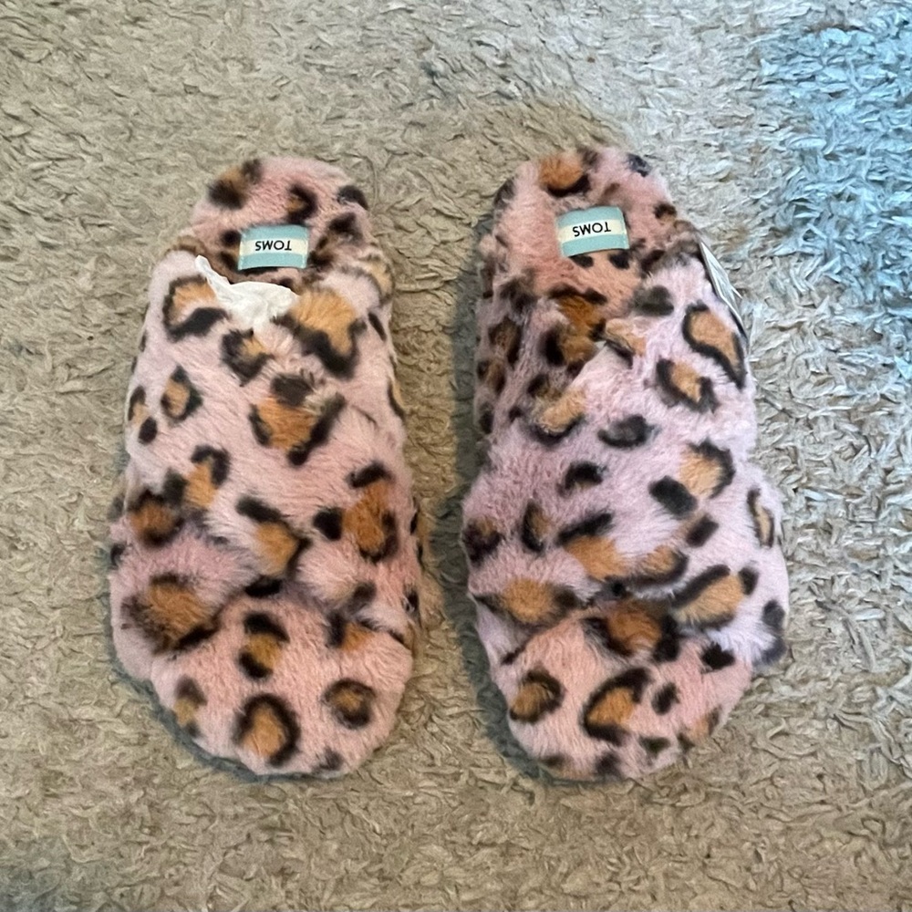 TOMS Women’s Susie Spanish Villa Cheetah Faux Fur Slippers Size 10 NWT